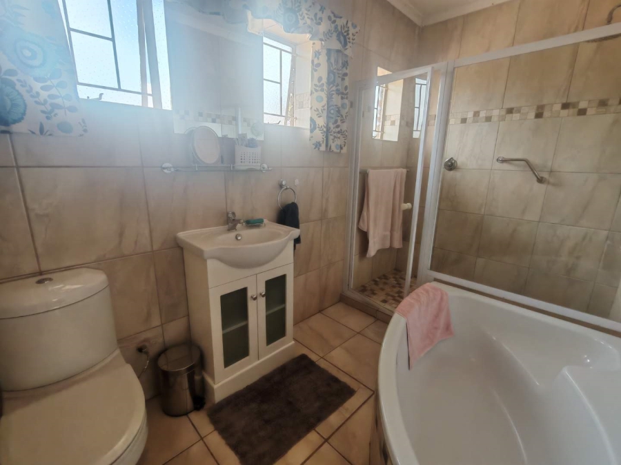 4 Bedroom Property for Sale in Hennopspark Gauteng