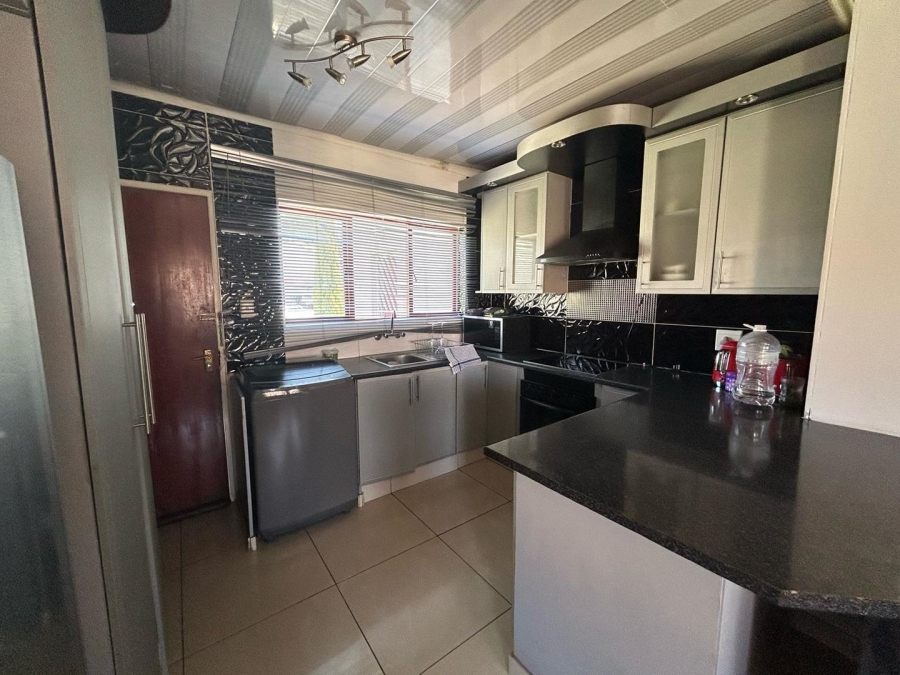 2 Bedroom Property for Sale in Mondeor Gauteng