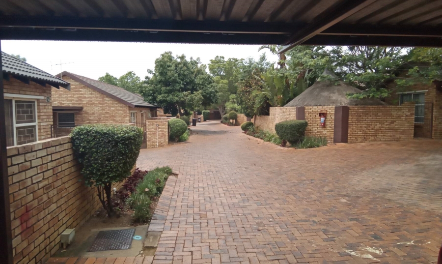 2 Bedroom Property for Sale in Wilgeheuwel Gauteng