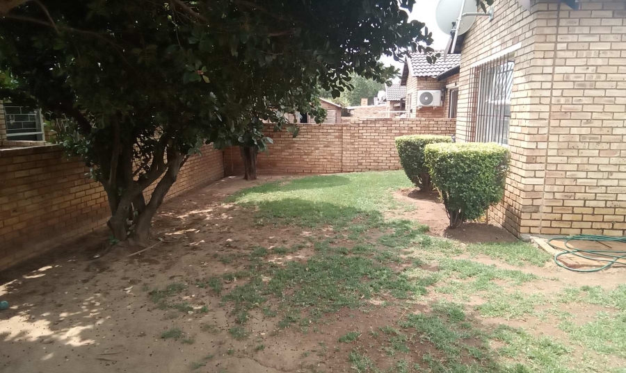 2 Bedroom Property for Sale in Wilgeheuwel Gauteng