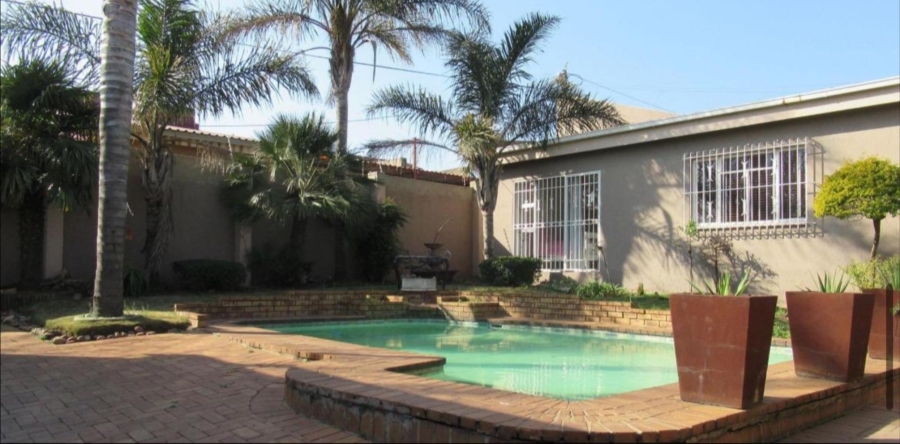 4 Bedroom Property for Sale in Linmeyer Gauteng