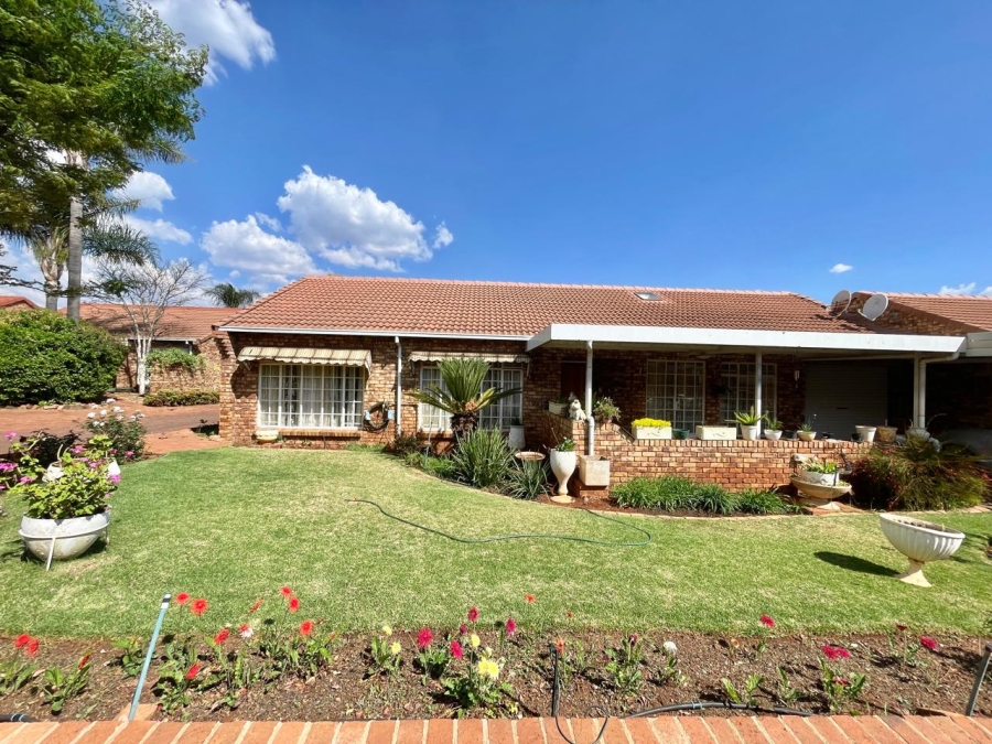 3 Bedroom Property for Sale in Die Hoewes Gauteng