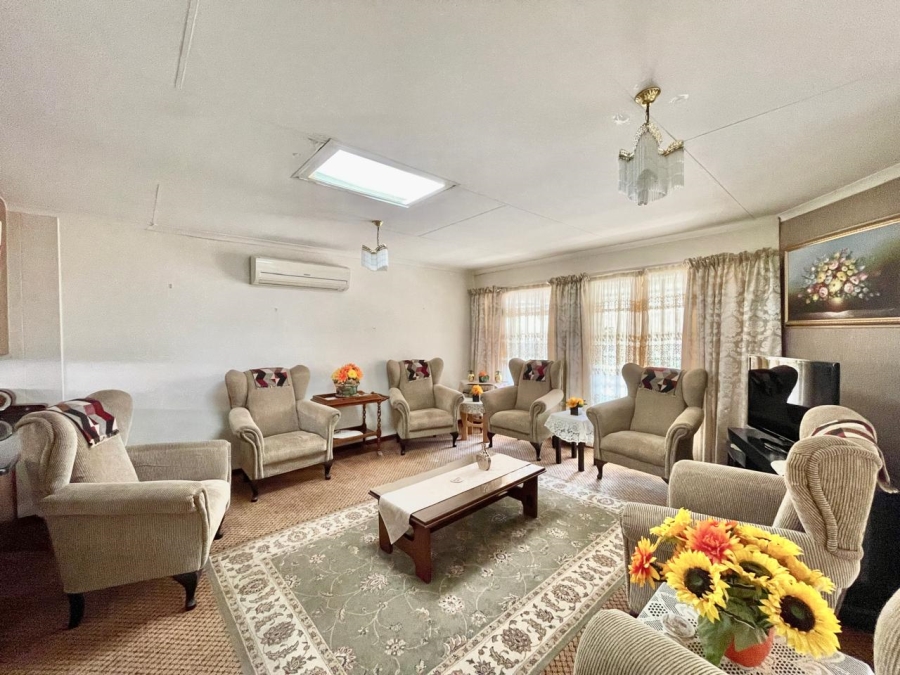 3 Bedroom Property for Sale in Die Hoewes Gauteng