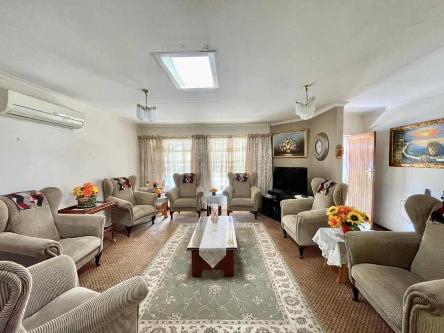 3 Bedroom Property for Sale in Die Hoewes Gauteng