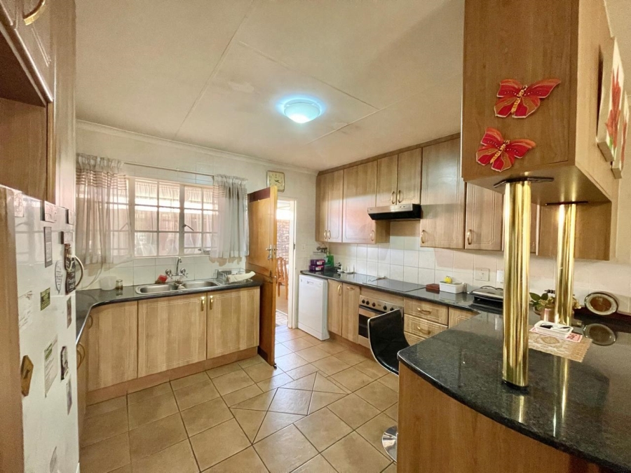 3 Bedroom Property for Sale in Die Hoewes Gauteng