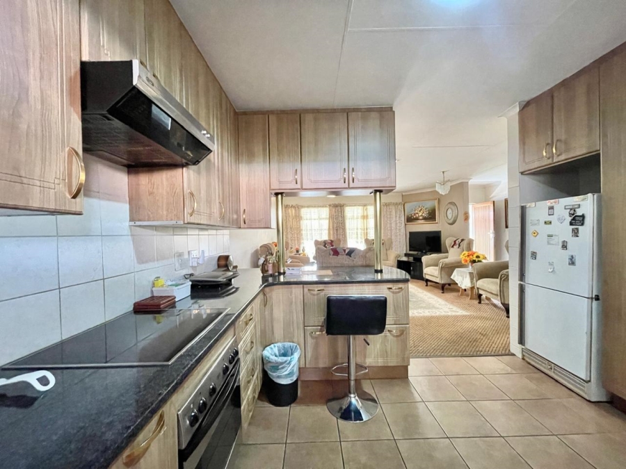 3 Bedroom Property for Sale in Die Hoewes Gauteng