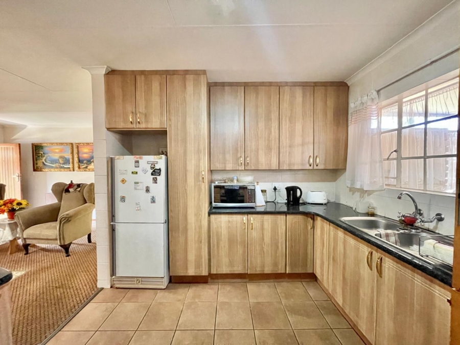 3 Bedroom Property for Sale in Die Hoewes Gauteng