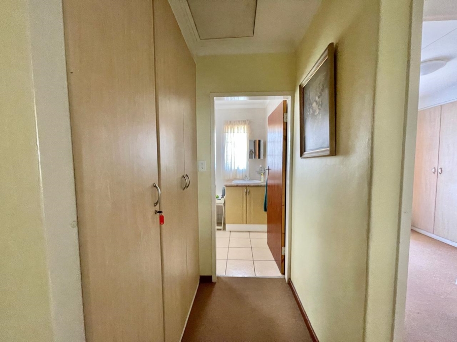 3 Bedroom Property for Sale in Die Hoewes Gauteng