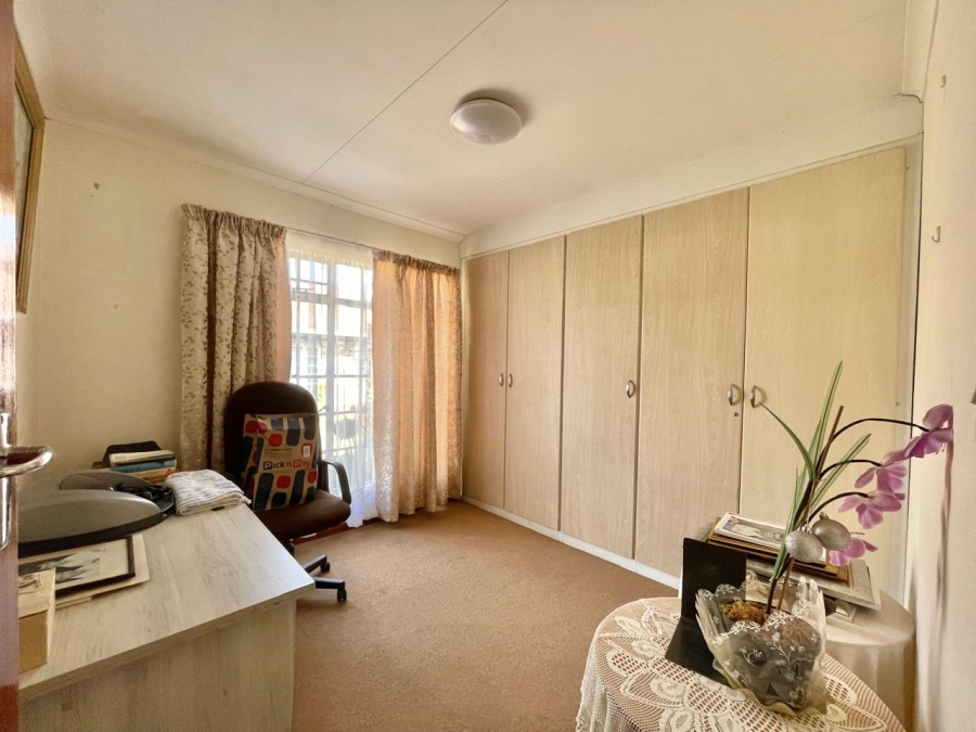 3 Bedroom Property for Sale in Die Hoewes Gauteng