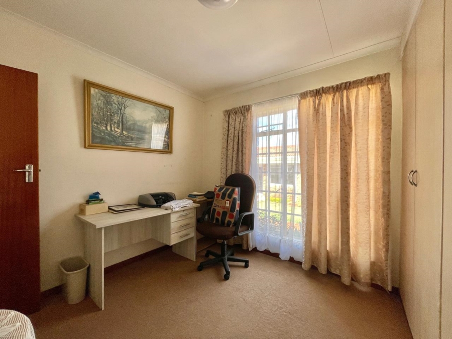 3 Bedroom Property for Sale in Die Hoewes Gauteng