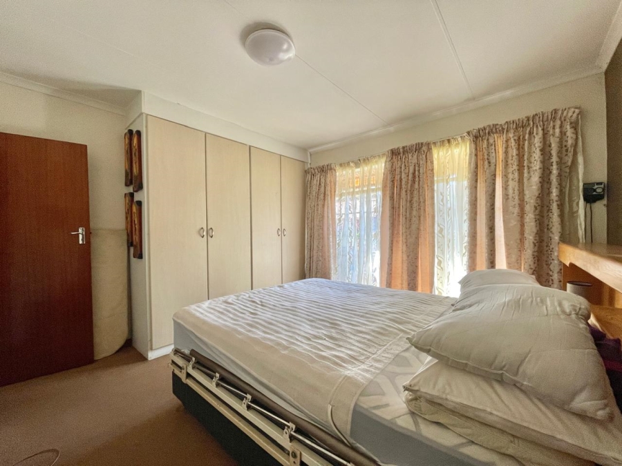 3 Bedroom Property for Sale in Die Hoewes Gauteng