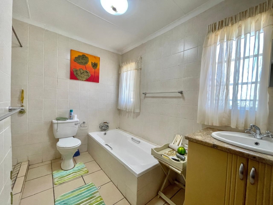 3 Bedroom Property for Sale in Die Hoewes Gauteng