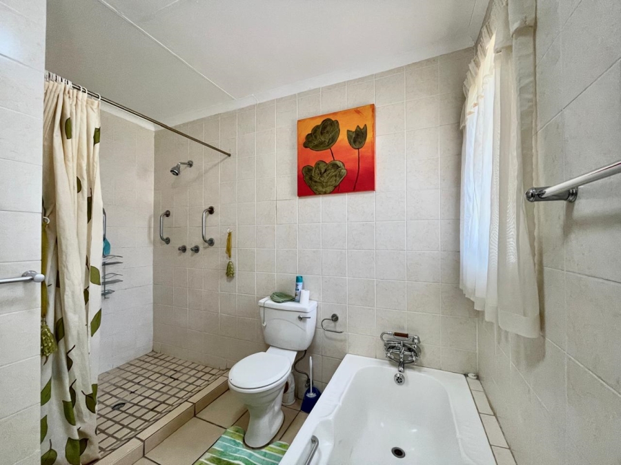 3 Bedroom Property for Sale in Die Hoewes Gauteng