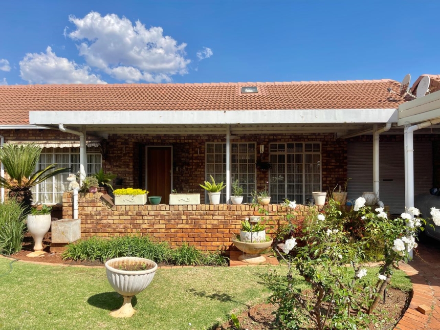 3 Bedroom Property for Sale in Die Hoewes Gauteng