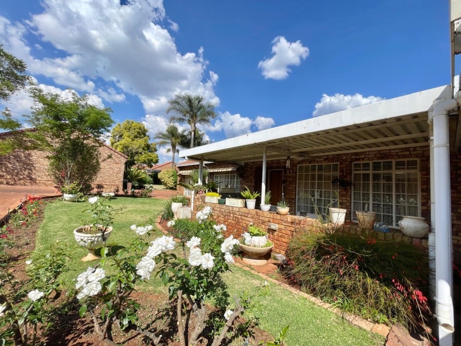 3 Bedroom Property for Sale in Die Hoewes Gauteng