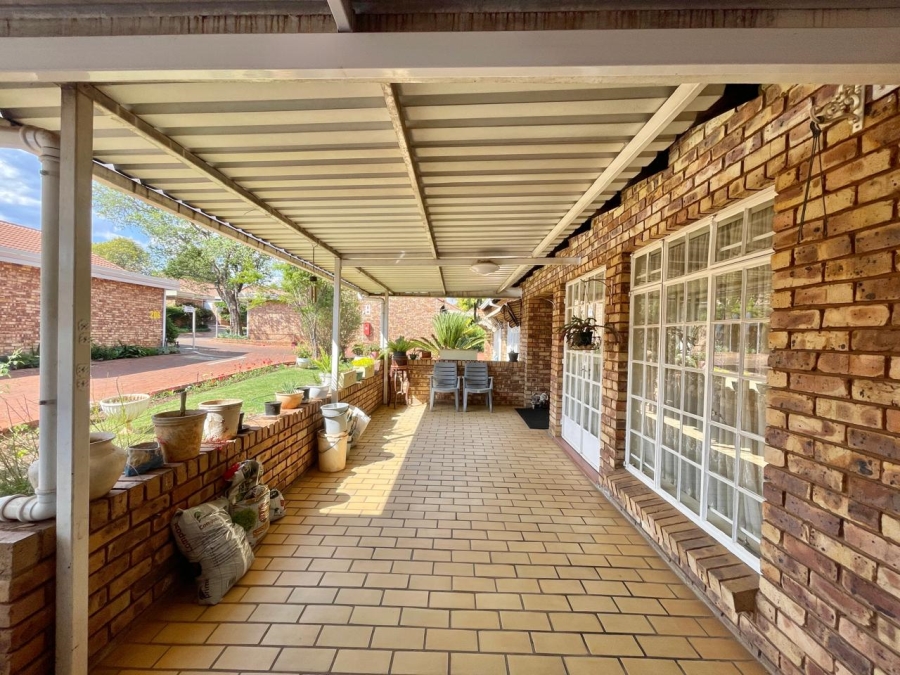 3 Bedroom Property for Sale in Die Hoewes Gauteng