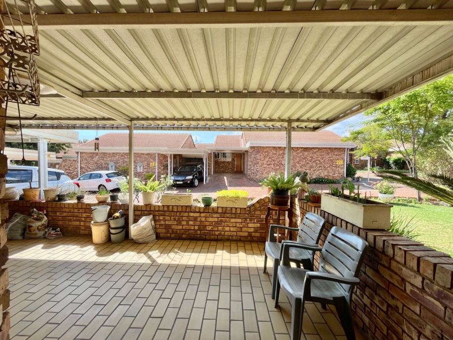 3 Bedroom Property for Sale in Die Hoewes Gauteng