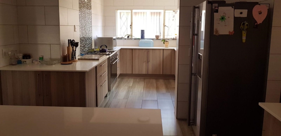 To Let 6 Bedroom Property for Rent in Brackenhurst Gauteng