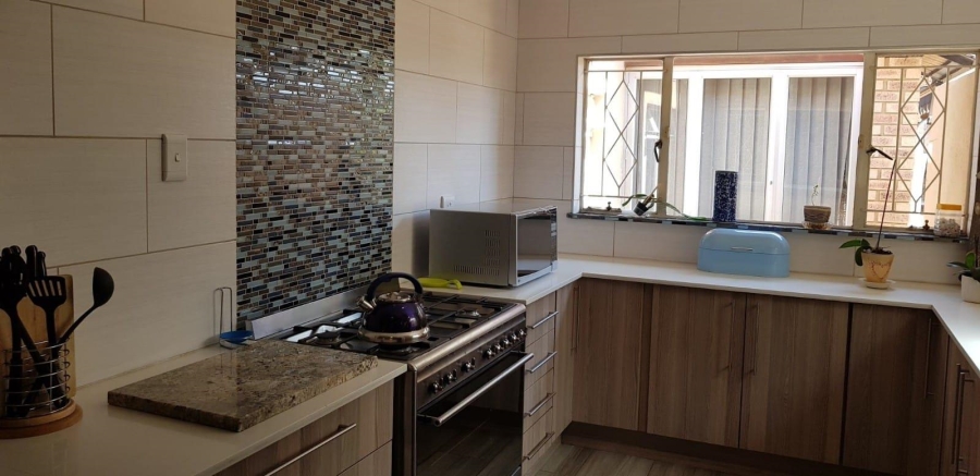 To Let 6 Bedroom Property for Rent in Brackenhurst Gauteng