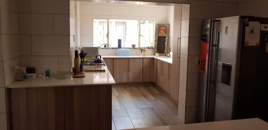 To Let 6 Bedroom Property for Rent in Brackenhurst Gauteng