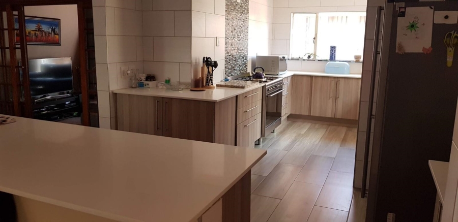 To Let 6 Bedroom Property for Rent in Brackenhurst Gauteng