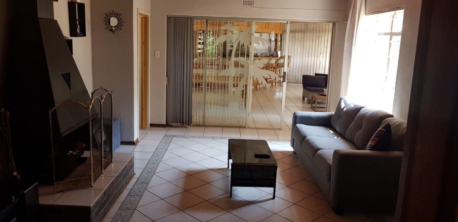 To Let 6 Bedroom Property for Rent in Brackenhurst Gauteng