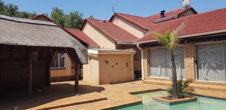 To Let 6 Bedroom Property for Rent in Brackenhurst Gauteng