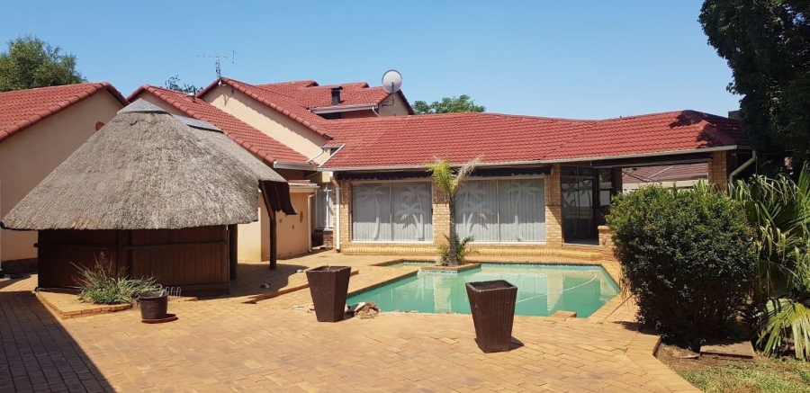 To Let 6 Bedroom Property for Rent in Brackenhurst Gauteng