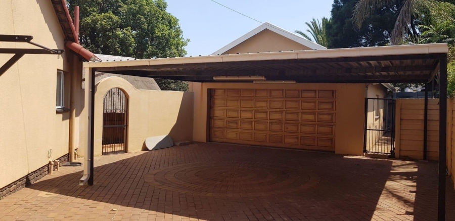 To Let 6 Bedroom Property for Rent in Brackenhurst Gauteng