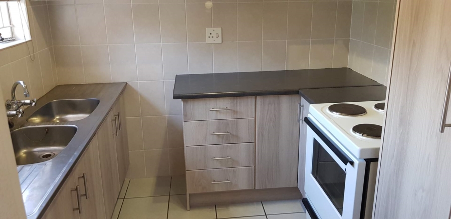 To Let 6 Bedroom Property for Rent in Brackenhurst Gauteng