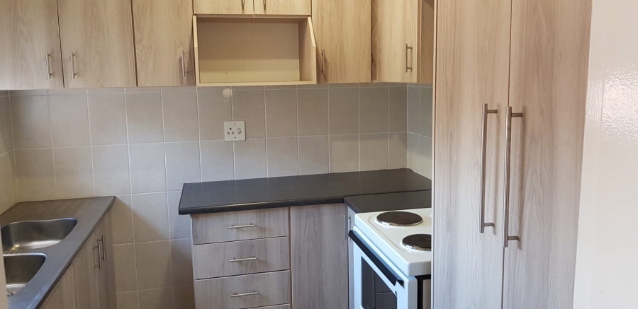 To Let 6 Bedroom Property for Rent in Brackenhurst Gauteng