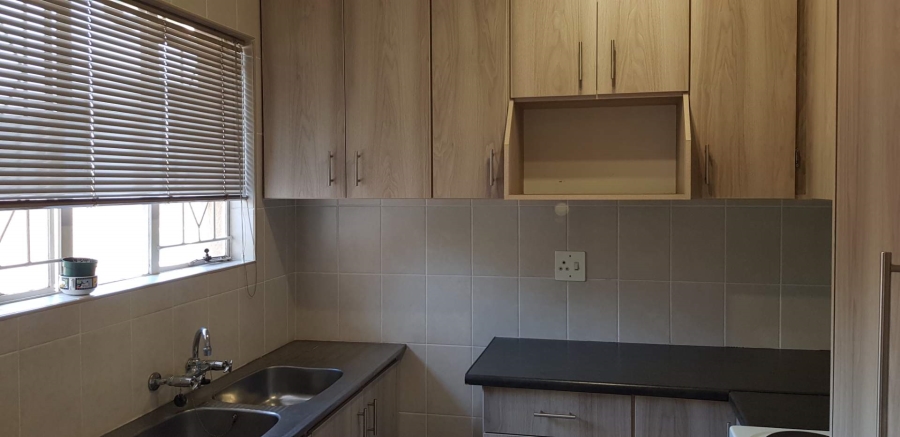 To Let 6 Bedroom Property for Rent in Brackenhurst Gauteng