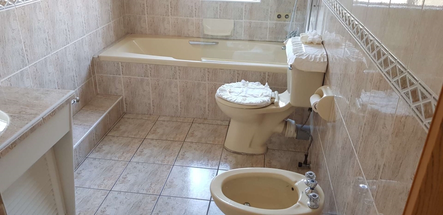 To Let 6 Bedroom Property for Rent in Brackenhurst Gauteng