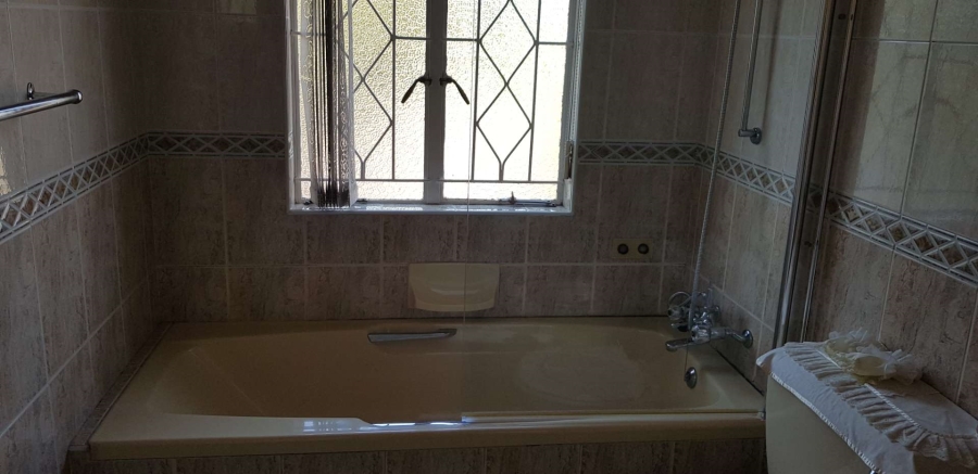 To Let 6 Bedroom Property for Rent in Brackenhurst Gauteng