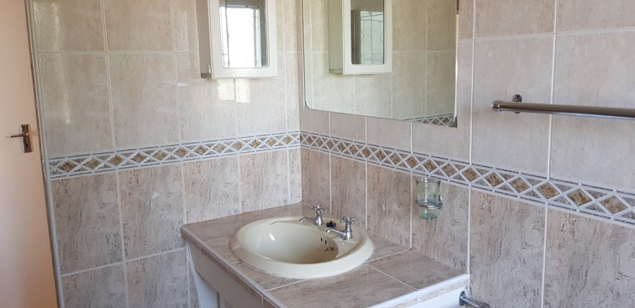 To Let 6 Bedroom Property for Rent in Brackenhurst Gauteng