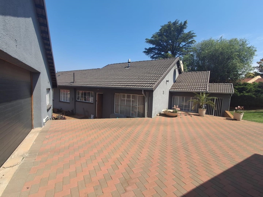 6 Bedroom Property for Sale in Mulbarton Gauteng