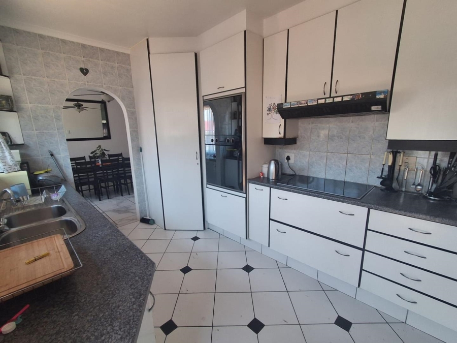 6 Bedroom Property for Sale in Mulbarton Gauteng