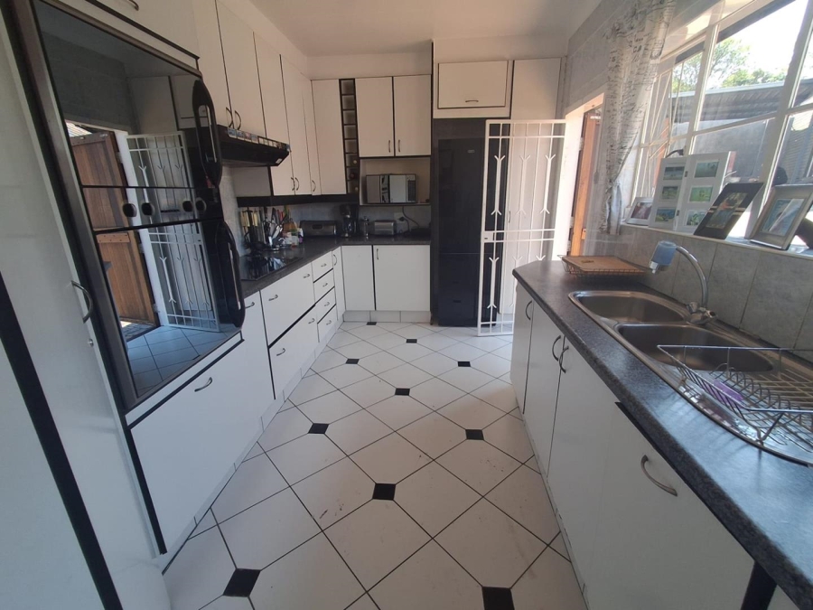6 Bedroom Property for Sale in Mulbarton Gauteng