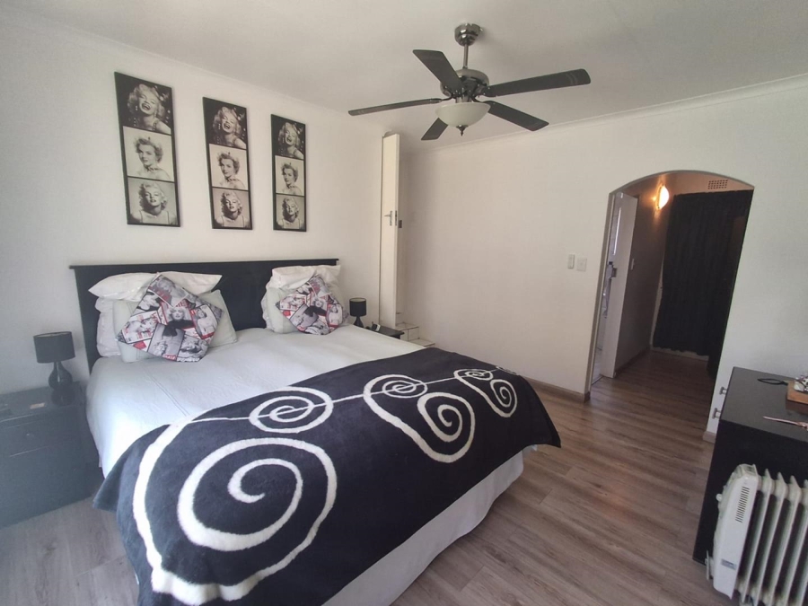 6 Bedroom Property for Sale in Mulbarton Gauteng