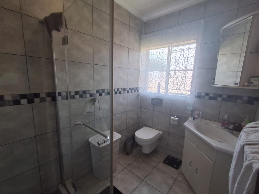 6 Bedroom Property for Sale in Mulbarton Gauteng