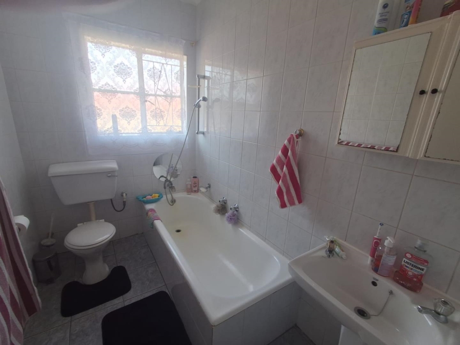 6 Bedroom Property for Sale in Mulbarton Gauteng