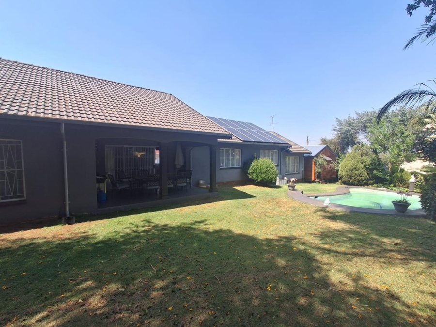 6 Bedroom Property for Sale in Mulbarton Gauteng