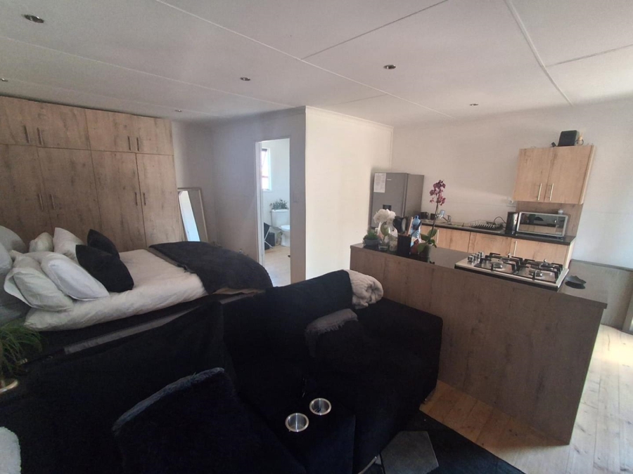 6 Bedroom Property for Sale in Mulbarton Gauteng