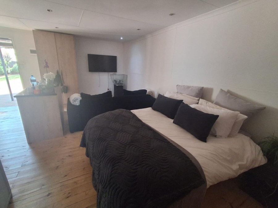6 Bedroom Property for Sale in Mulbarton Gauteng