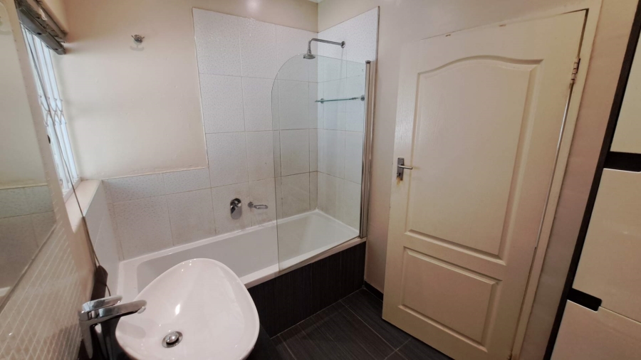 To Let 2 Bedroom Property for Rent in Robindale Gauteng