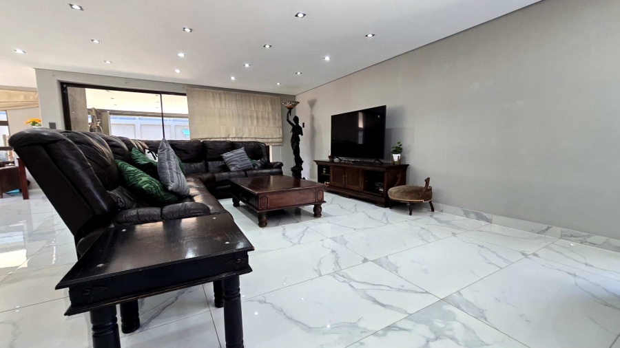 8 Bedroom Property for Sale in Alberante Gauteng