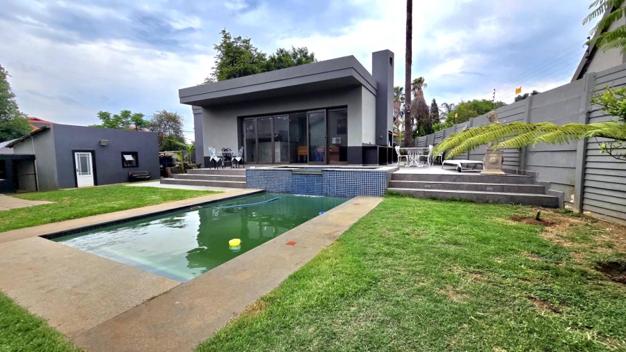 8 Bedroom Property for Sale in Alberante Gauteng