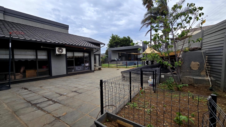 8 Bedroom Property for Sale in Alberante Gauteng