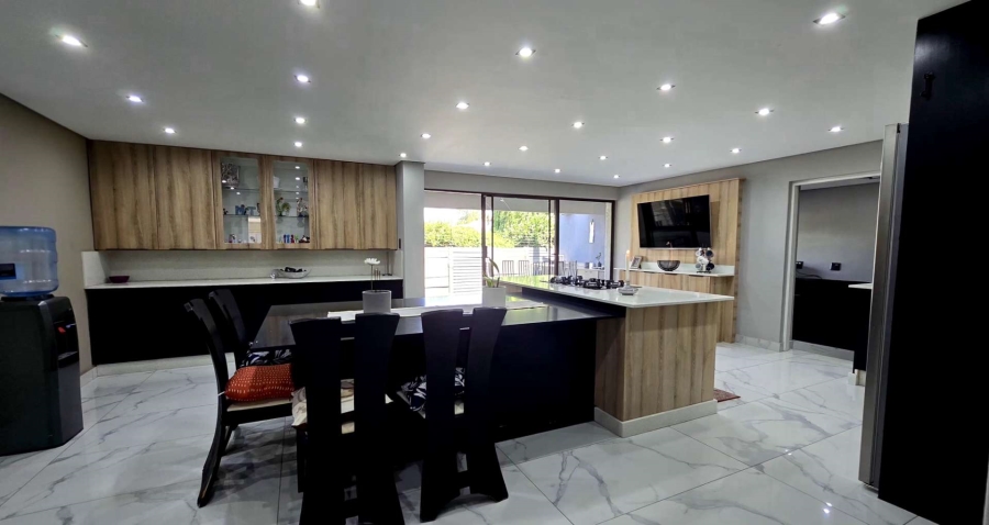 8 Bedroom Property for Sale in Alberante Gauteng