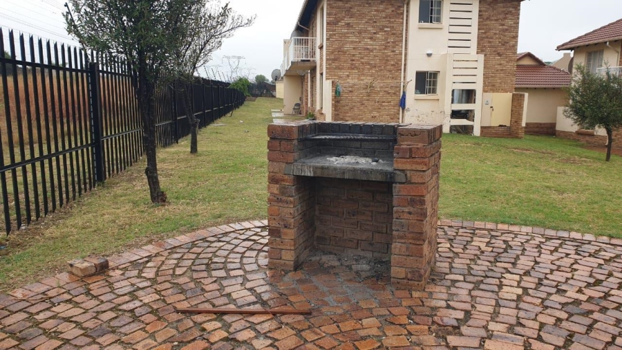 1 Bedroom Property for Sale in Kosmosdal Gauteng